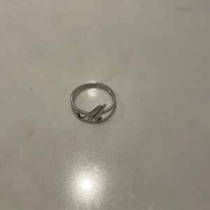 M-ring silver - Justerbar silverring som inte rostar och aldrig används!!! Vet ej märket då det var en present💞