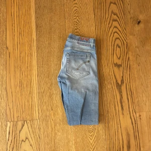 Dondup george jeans - Snygga ljusblå dondup jeans med passformen slim. 
