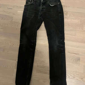 Nudie jeans  - Säljer ett par svarta nudie jeans i modellen grim Tim. Sjukt sköna med sjukt bra material. Jätte bra skick men höger fickan har ett litet hål. Inget man märker direkt och kan fortfarande ha din lur eller nycklar i. Storleken är W-28 L30