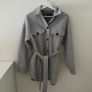 Grå kappa från Zara - Grå kappa från Zara i nyskick. Bara testad. Storlek XS.