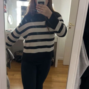 Så söt tröja - Jättesöt tröja som har en slits, sååå skön och kommer ej till användning längre 💞💞💞💞🥰🥰 passar mig bra som har xs!!!!