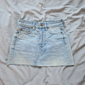 Jeanskjol  - Supersnygg jeanskjol i storlek 32. 