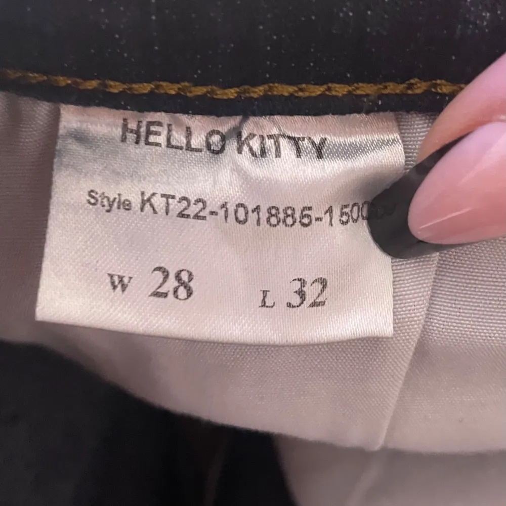 Mörkblå jeans med ett sött Hello Kitty-broderi på bakfickan. Jag skulle säga att det är straight jeans och dom är väldigt lågmidjade.Skulle säga att den passar storlek 32 eller 34 då den är lite liten för mig som brukar ha storlek 36. Jag tror den inte säljs längre och det är även äkta Sanrio. Det finns inga defekter.priset går att diskuteras!. Farkut & Housut.