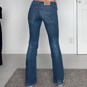 Blåa low waisted jeans❤️ - Jätte fina Lågmidjade blåa jeans, aldrig använda då dem inte passade mig💕 skriv om du vill ha egna bilder💕.   Midjemått: 35 cm rakt över, innerbenslängd 77cm💓.  Pris kan diskuteras 