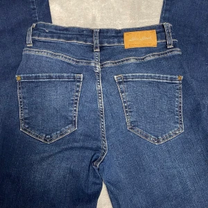 Snygga flared jeans - Jättesnygga flared/bootcut jeans ifrån mos mosh. W24 (se sista bilden), finns ingen längd storlek men jag skulle uppskatta L30 (W24/L30). Kontakta vid frågor!💗 