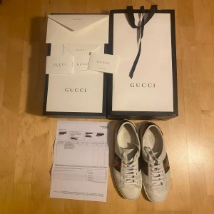 Gucci skor - Säljer dessa Gucci ace skor i storlek 42, knappt några defekter bra skick har autentisk bevis alltså kvitto mm. Kom privat för mer bilder 