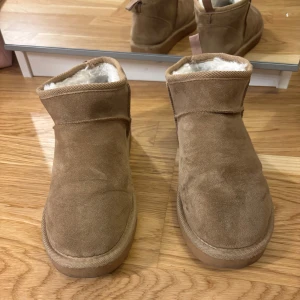 Uggs - Säljer mina uggs från Gina tricot som användts som innetofflor så i bra skick💓 går såklart att ha utomhus