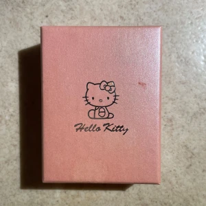 Hello Kitty halsband  - Sött halsband med en glittrig Hello Kitty-berlock och ett hjärta. Fler frågor? Skriv till mig! (Tar bara emot Swish)