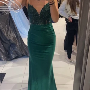 Grön långklänning med paljetter - Säljer min balklänning från dressroomlinne 