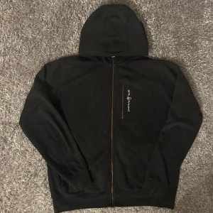 Sail Racing zip - säljer nu min sailracing zip som är köpt för 3 månader sen tröjan är som ny bortseende de 2 defekterna (bild 2 och 4) köptes för 1500 säljer nu för 499