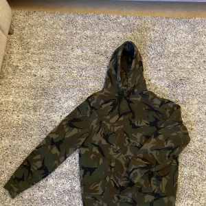 Camouflage hoodie från Polo Ralph Lauren - Säljer en snygg camouflage hoodie med boxy fit från Polo Ralph Lauren. Den har en klassisk design med huva och en stor ficka framtill. 1499 :- nypris. Om du önskar ytterligare info eller specifika bilder så är det bara att skriva 🙏