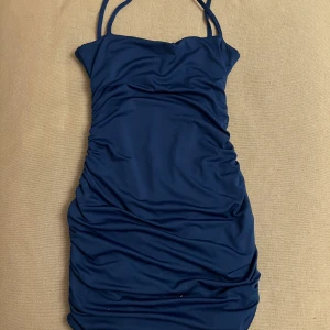 Mörkblå klänning från Shein - Mörkblå kort klänning från SHEIN använd en gång.