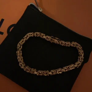 Kejsarlänk 18k - Tjenare! Säljer mitt otroligt omhändertagna kejsarlänk som är köpt från kejsar. Länken är 18k guldpläterad och är 4mm och 18cm. Inga skador eller repor på länken, otroligt bra skick. Tillkommer en förvaringspåse. 