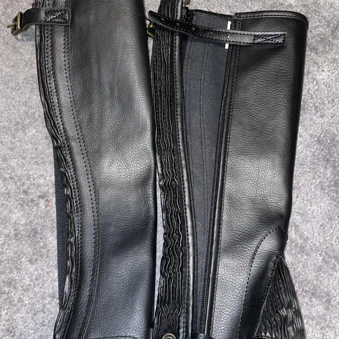 Svarta chaps med dragkedja - 91