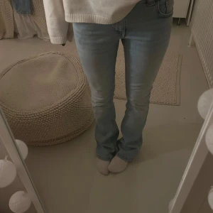 Ljusblå jeans - Super fina lågmidjade ljusblå jeans som är knappt använda, fickor med knappar där bak💗