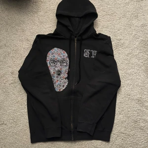Rhinestone hoodie - Tjena! Säljer nu en fet rhinestone Hoodie! Den är i bra skick, några stenar som lossnat men annars är den i väldigt fint skick! Hör gärna av dig vid frågor eller funderingar🤩