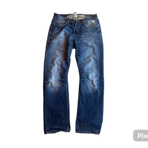 Baggy ed Hardy jeans - Feta som fan, är lagade mellan benen men det är inget som syns med dom på. Annat änn det är dom i bra skick skriv t mig för fler bilder eller andra frågor.