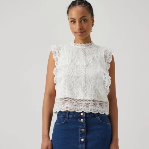 Vit spetsblus - Säljer en snygg vit spetsblus med detaljerad spetsdesign och hög hals. Köpt för ca 500kr från zalando. Fråga mig om ni har några frågor💗