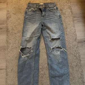 Jeans  - Snygga jeans ifrån Gina! Passar tyvär inte mig längre så säljer dem. Dem har använts mycket men är i lätte fint skick trots det !