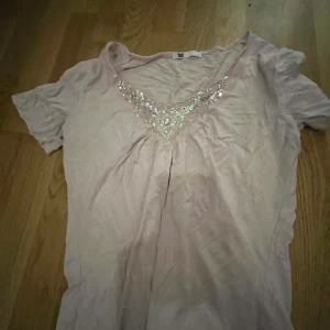Rosa topp med paljetter från Flash - Säljer en söt rosa topp från Flash med v-ringning och glittriga paljettdetaljer framtill. Bra skick och supergullig💓💓