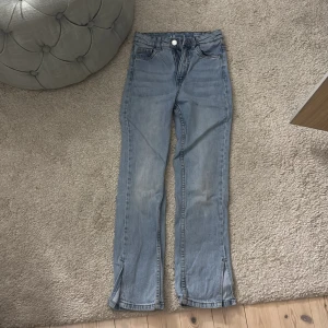 Ljusblå jeans från LAB - Snygga ljusblå jeans från LAB med en klassisk femficksdesign och dragkedja. De har en rak passform och är tillverkade av hållbart denim. Perfekta för en avslappnad stil. Storlek 134, pris 50kr