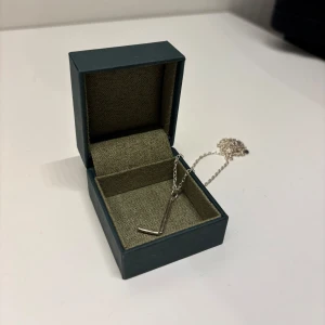 L-halsband - L-halsband från maria nilsdotter, använt 4 gånger. Nypris: 1900kr