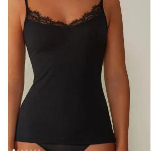 Intimissimi linne med spetsdetaljer - Snyggt svart cashmere linne med spetsdetaljer vid halsringningen. Från intimissimi, inga defekter!