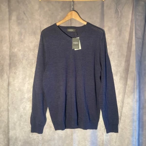 Dressmann Tröja - Sjukt skön och snygg tröja i 100% merinoull från Dressmann. Storlek L så passar alla mellan 180-190 cm ish, true to size alltså. Tröjan är helt ny med lapp kvar, nypris 599🔥