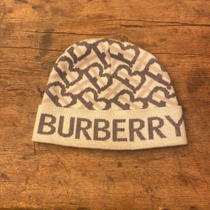Beige och brun mössa från Burberry - Tjaba, säljer denna burberry mössan som används ett par gånger. Priset är ej hugget i sten🤘🏻