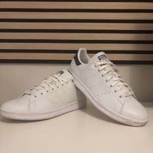 Adidas stan Smith sneakers - Tjenare! Säljer ni mina adidas stan Smith, använda Max 3 gånger och är i exemplariskt skick! Säljer pga är för små! Nypris 1299kr, priset går att diskuteras, hör av vid frågor💪🏽