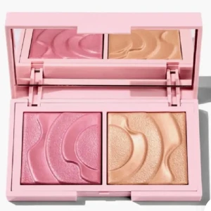 Rosa och guld highlighter CAIA - Helt ny och oanvänd highlighter från Caia💞🤩🙌.