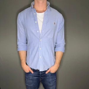 Ralph lauren skjorta - Hej säljer nu min fina Ralph Lauren skjorta i storlek M. Den är i nyskick och kommer vara otroligt snygg i höst/vinter. Nypris cirka 1500kr! Vi kommer att sälja liknande produkter nu närmare vinter så glöm inte följa profilen!🌊🍾