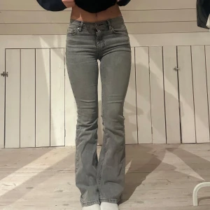 Grå bootcut jeans-gina - Ingen defekt! Använda Ish 3 gånger.