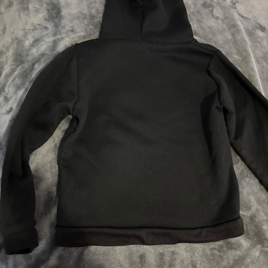 Svart hoodie med röd text - 1