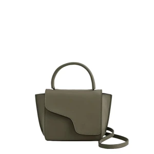 ATP atelier väska grön - Säljer nu min oanvända ATP väska i mini modellen. Det kommer med en dustbag och längre band till. Köpt för 3899kr på NK. Lägger ut startpris på 2900kr men priset är inte bundet💌skriv om ni vill ha fler bilder, frågor etc