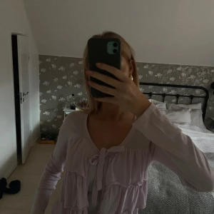 Rosa kofta från Esprit - Säljer en söt rosa kofta från Esprit med volangdetaljer och knytning framtill. 💖