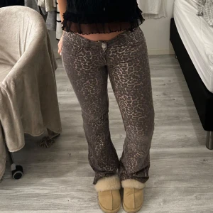 Leopard byxor från Nelly - Säljer nu dessa Snygga leopard byxorna från Nelly i storlek 36, passar även 38💗köpten de för 699kr och säljer de för 400kr+frakt, då de bara är använda tre gånger💗 Innerbenslängden är 82cm💗