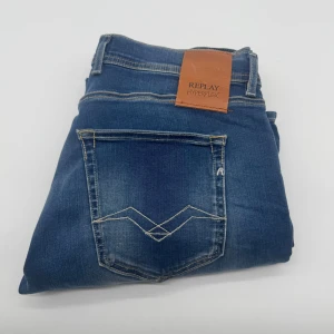 NYA REPLAY HYPERFLEX JEANS  - Replay Grover jeans - Storlek W33/L30 - Nypris runt 1800kr -  Deluxecloset