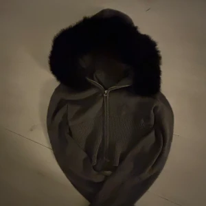 Päls hoodie - Ljuset är inte jätte bra men pälsen är mörkblå och mjuk, storleken är 158-162 tror jag så den passar någon som har xxs-xs. Den är väldigt stretchig så man behöver inte oroa sig att den ska sitta obekvämt. Materialet är väldigt mjukt. Använd fåtal gånger men inga tecken på användning, pälsen är helt ny och påsydd av mig, handsytt med smygstygn så de är inget knögel eller så. Bara att skriva om du har några frågor💕