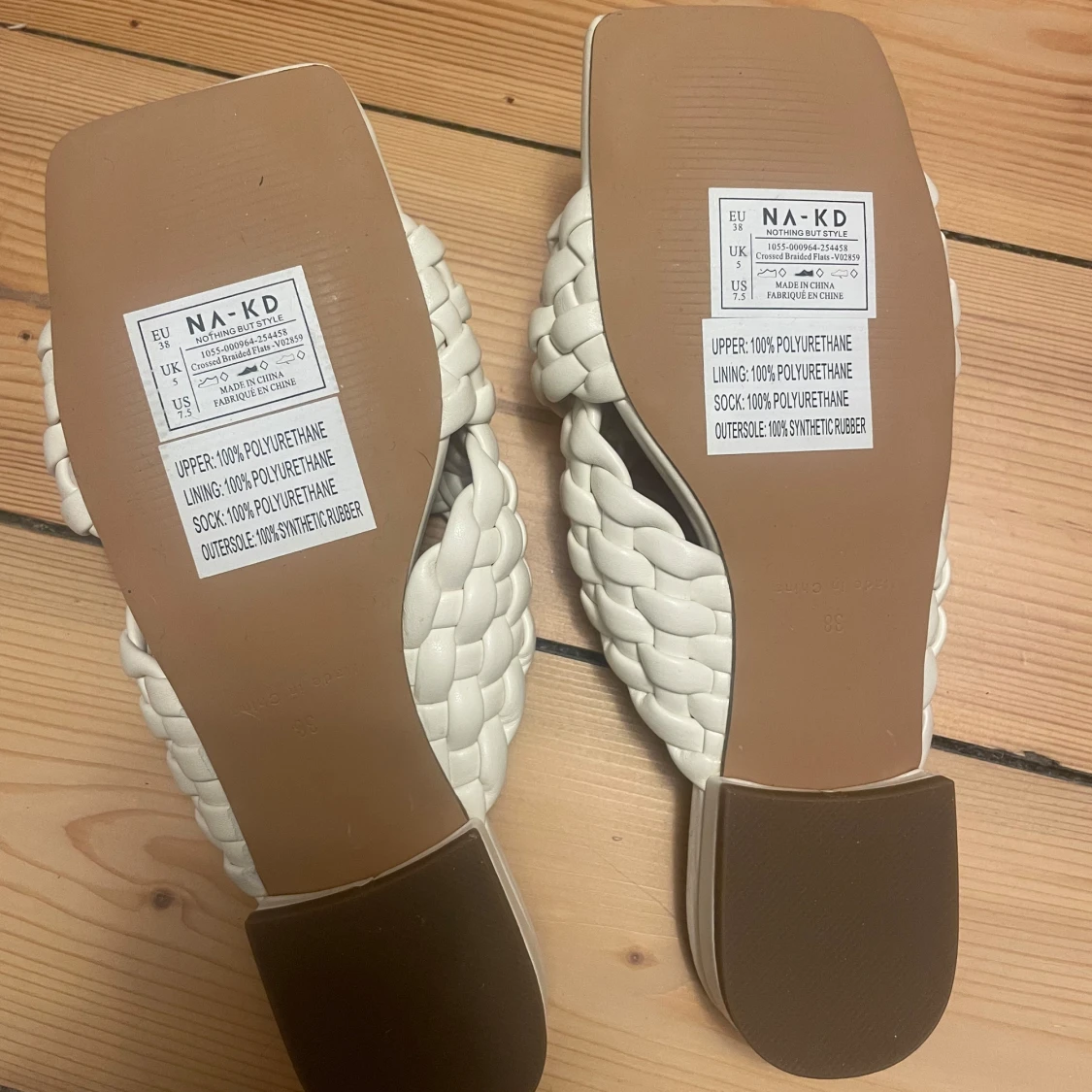 Vita flätade sandaler från NA-KD - 90