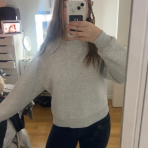 Mjukis sweater - Såpåååååå mjuk sweater från Gina basic, jätteskön och har sååå mjukt material inuti💗💗💗💗🌅🌅💞💗