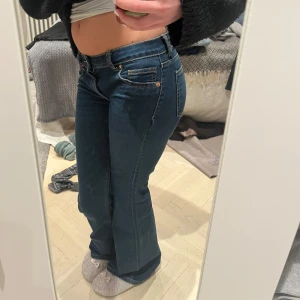 Mörkblå bootcut jeans - Jättesnygga bootcut jeans lågmidjade, helt nya!!  Storlek 36 men funkar även superbra på någon med 34 i storlek (jag har 34) och sitter jättebra😊
