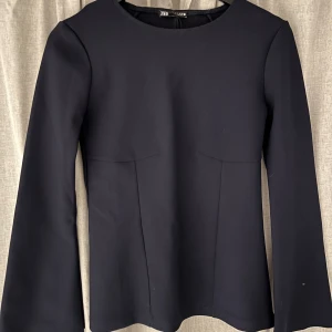 Zara topp  - Superfin mörkblå topp från Zara med fina detaljer, använd nån enstaka gång😇