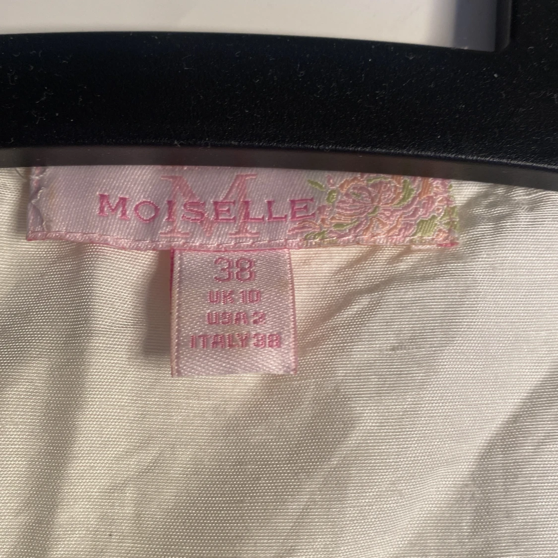 Vit blus med broderade rosor från Moiselle - 91