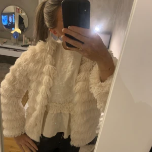 Beige päls jacka från Lindex - Säljer en beige päls jacka/kofta från Lindex som inte kommit till användning, superbraskick, som ny💗