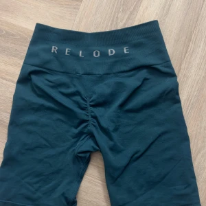 Svarta shorts från Relode - Snygga svarta shorts från Relode i en tight passform. Perfekta för träning med hög midja och elastiskt material som ger bra stöd. Stilren design med diskret logga på midjebandet.