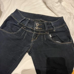 Vintage straight fit jeans - Jättefina djupt mörkblå vintage jeans med straight fit.💞 Sömmen längst ner är sprättad. Säljer då de är för stora för mig