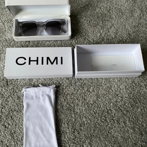 Chimi 04 grey - Ett par riktigt feta chimi solglasögon!! Perfekta till sommaren. Skick 10/10 skriv vid minsta fundering!! Dom är rätt så små!!!