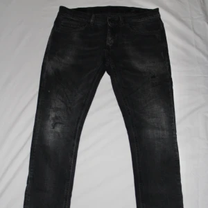 Dondup Jeans  - Snygga svarta dondup jeans med lite slitnings detaljer. Knappt använda. Storlek: 32. Midja ca 42cm, längd ca 100cm. 