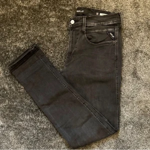 Svarta jeans från Replay - Ett par riktigt snygga replay jeans i modell anbass (slim fit) storlek W33 L34 ny pris 1899kr kontakta vid minsta fråga pris kan diskutera.